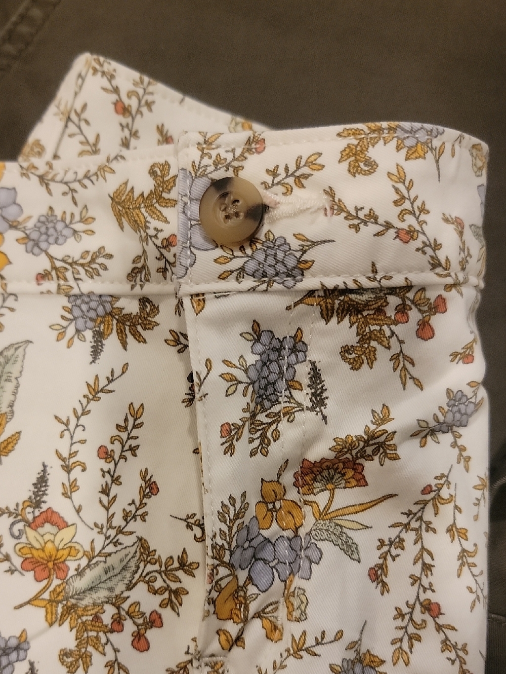 Bundle of 4 a.n.a Floral Cream and Multi-Color Women’s Shorts - Picture 4 of 4